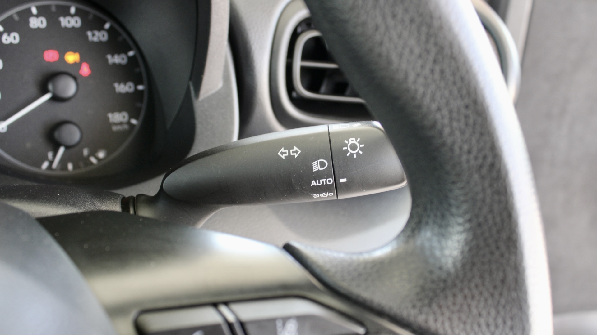 
								2023 Toyota Yaris Hybrid full									