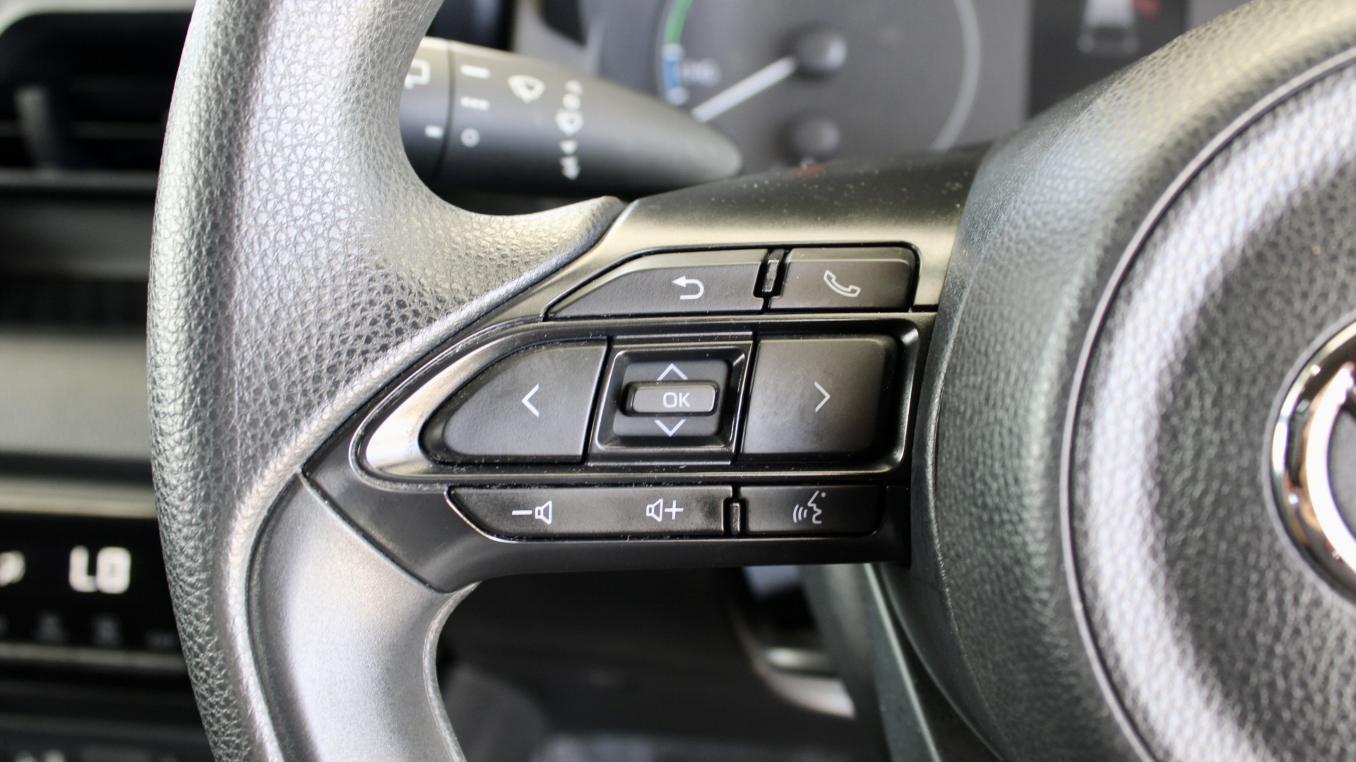 
								2023 Toyota Yaris Hybrid full									