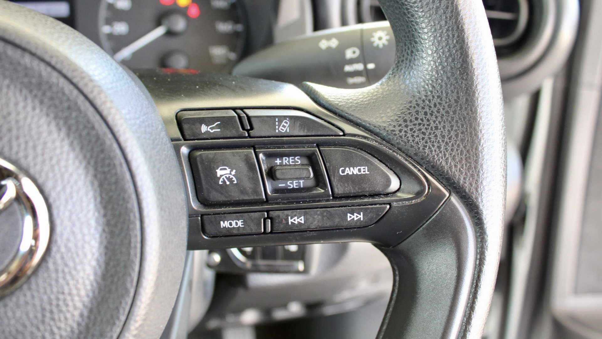
								2023 Toyota Yaris Hybrid full									