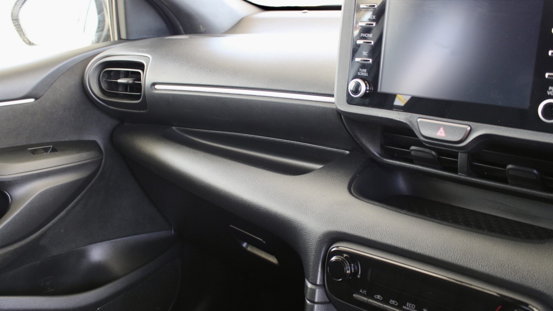 
								2023 Toyota Yaris Hybrid full									