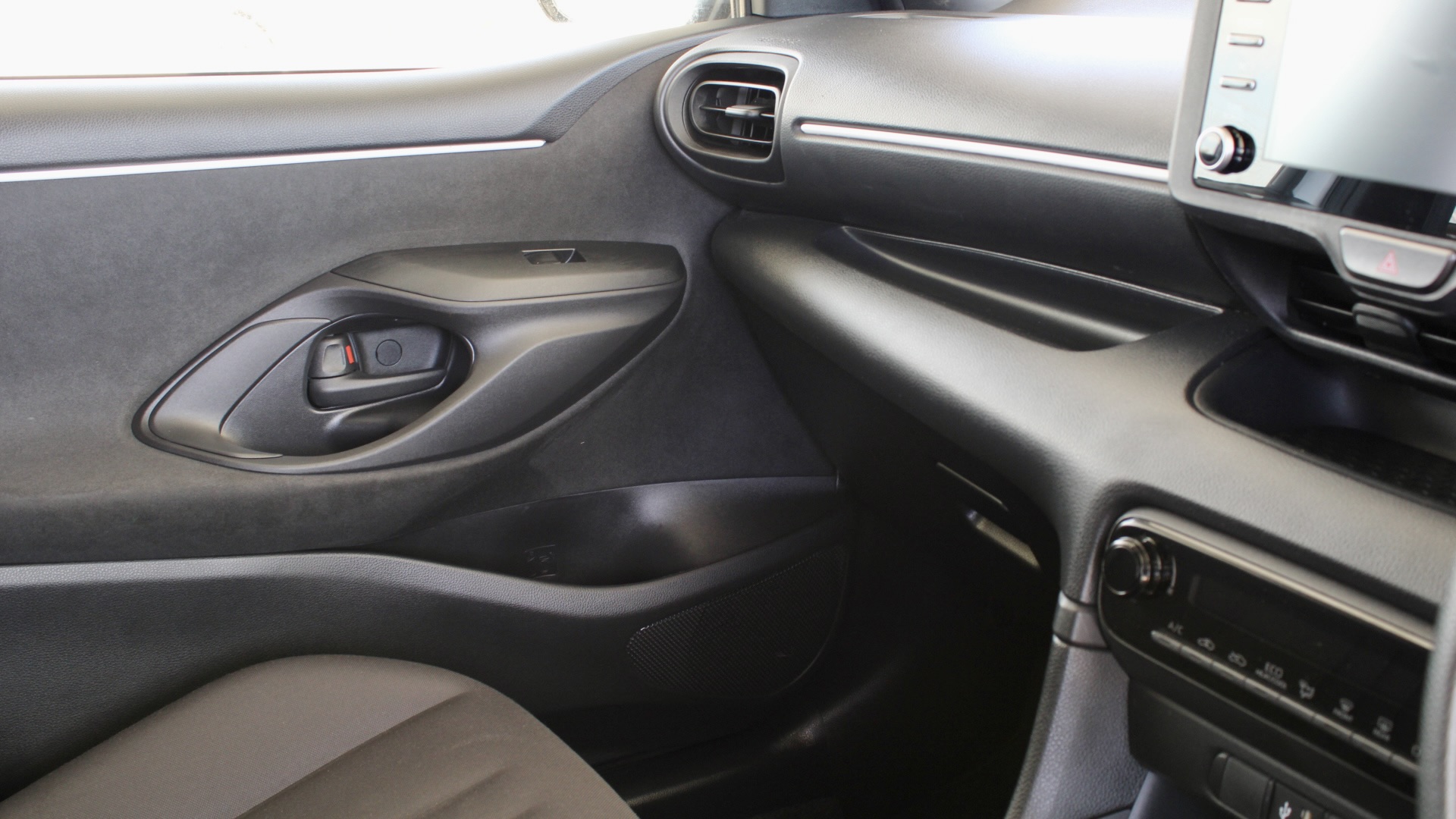 
								2023 Toyota Yaris Hybrid full									