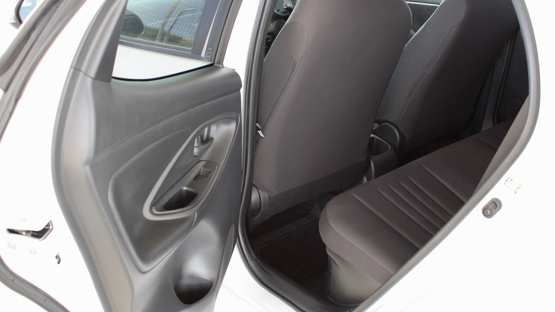 
								2023 Toyota Yaris Hybrid full									