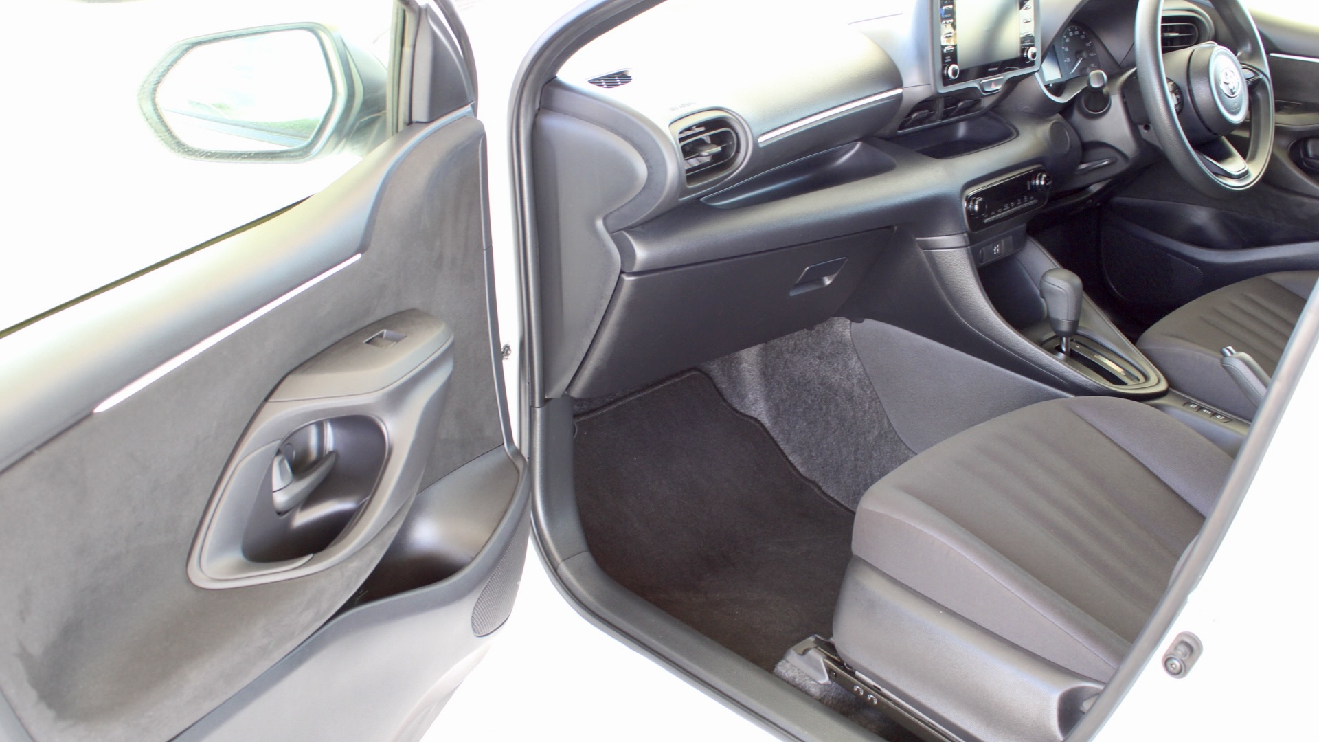 
								2023 Toyota Yaris Hybrid full									