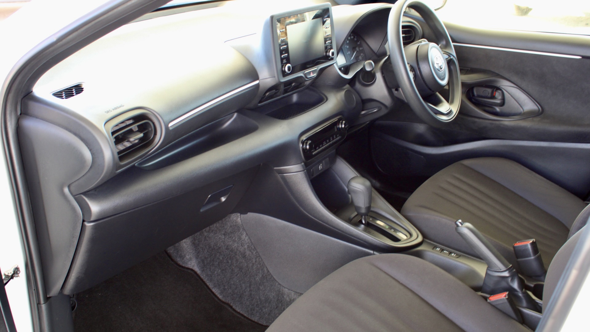 
								2023 Toyota Yaris Hybrid full									