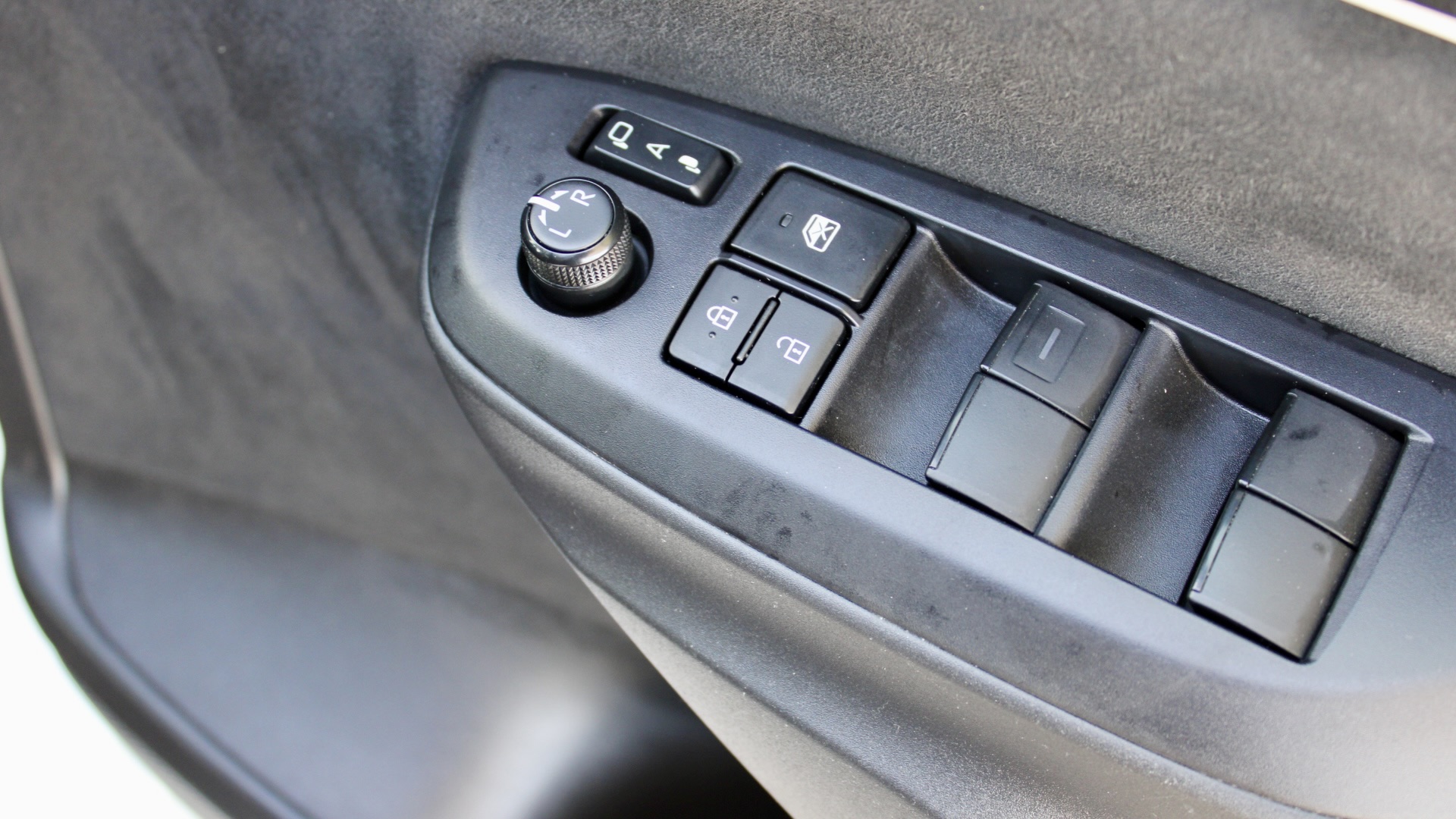 
								2023 Toyota Yaris Hybrid full									