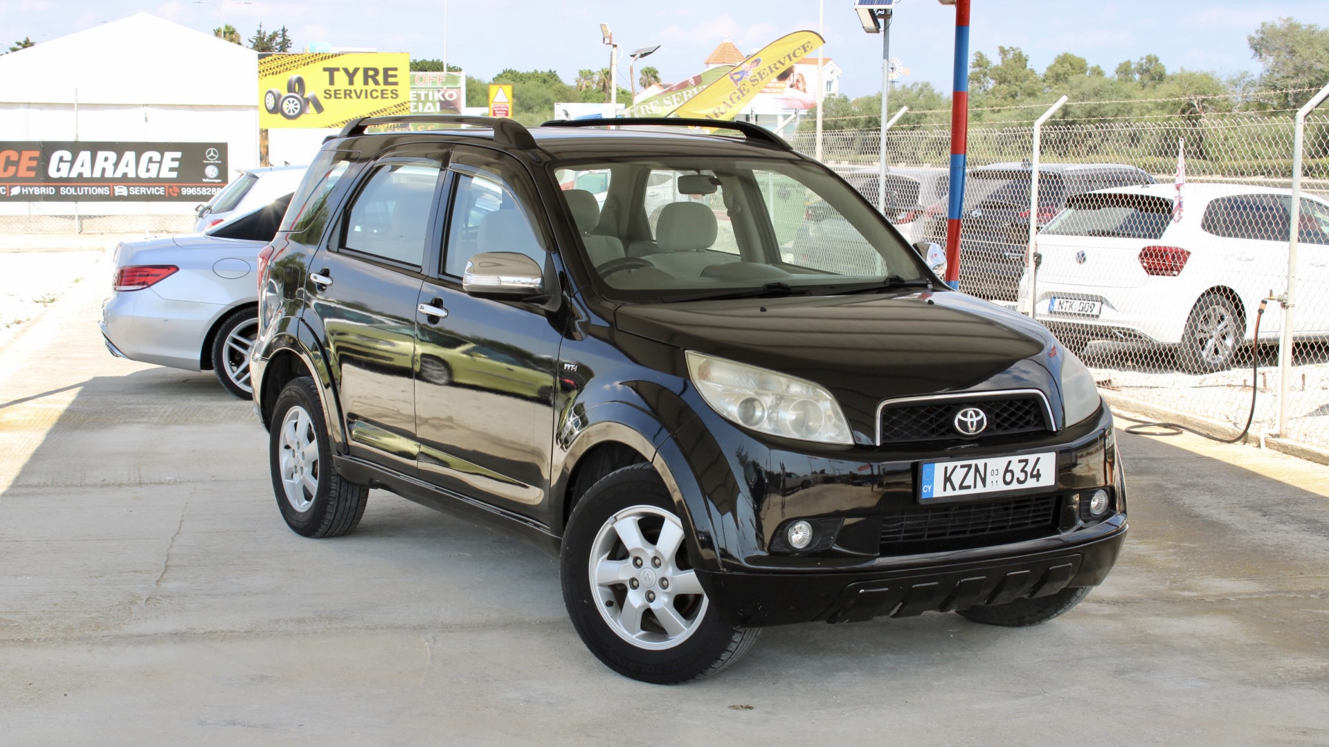 
								2011 Toyota Rush (6 Seater) full									