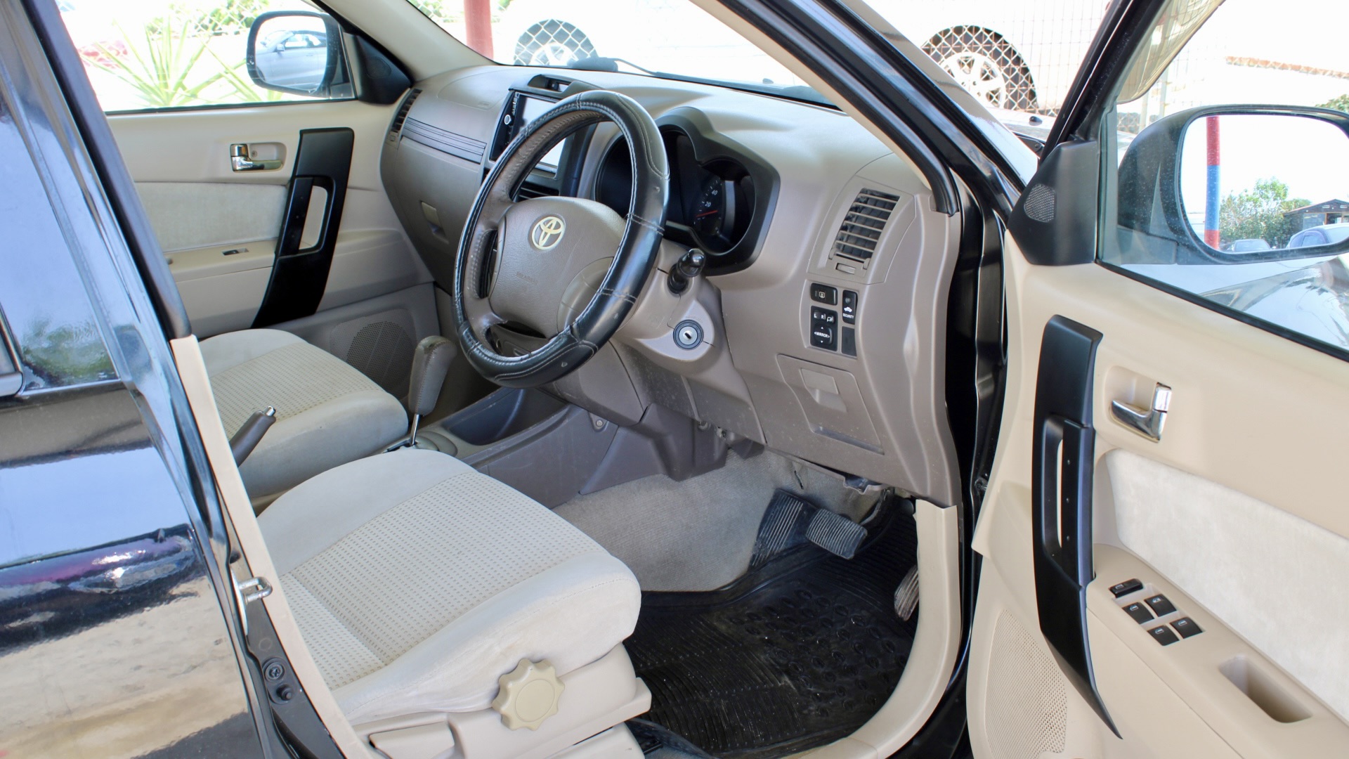 
								2011 Toyota Rush (6 Seater) full									
