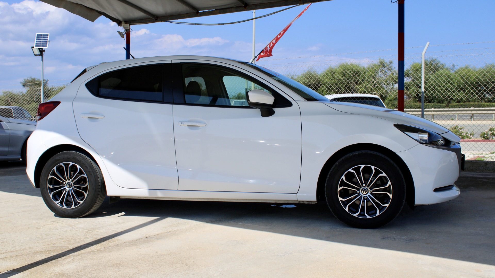 
								Mazda 2 Skyactiv-G full									