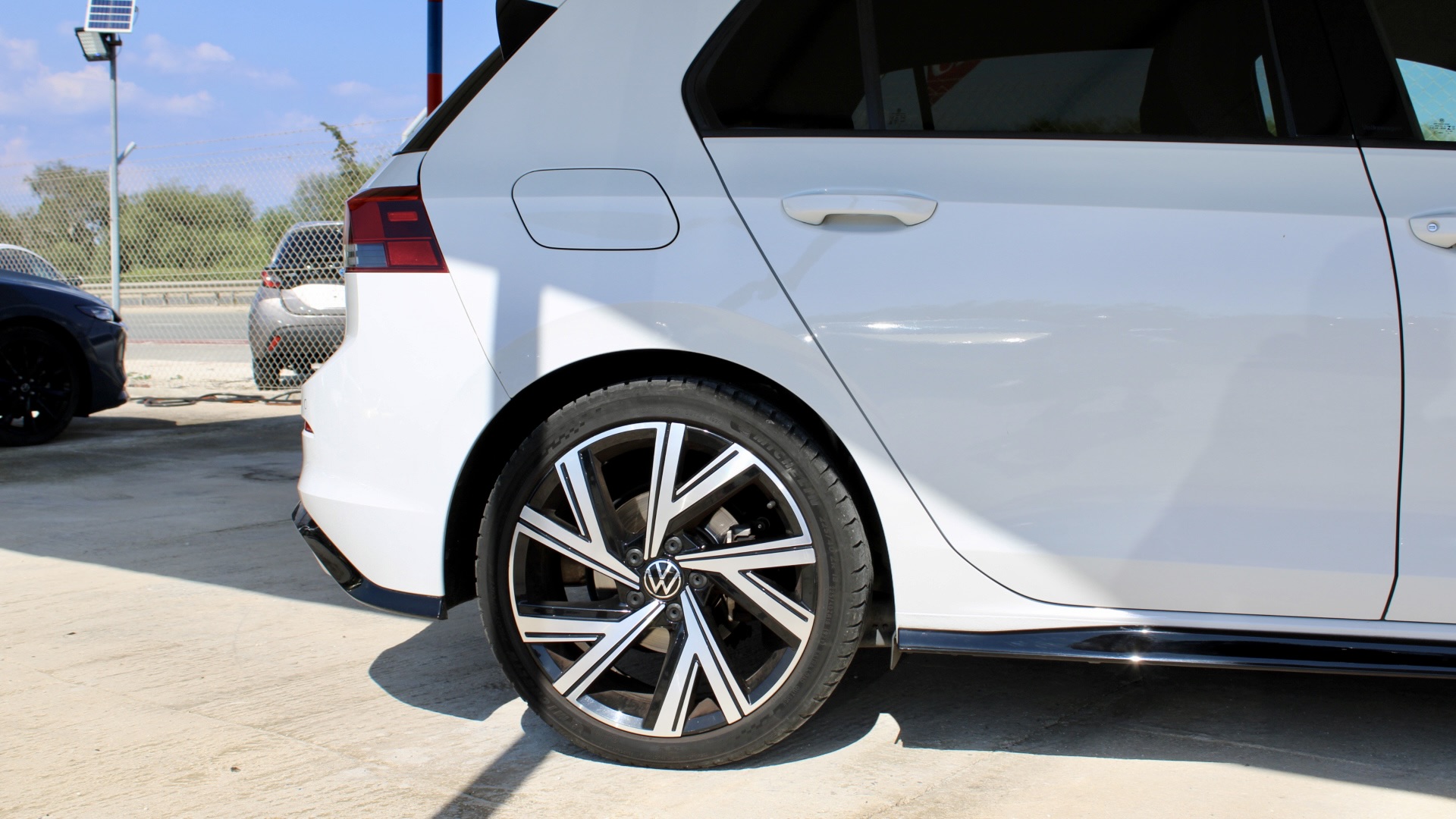 
								Volkswagen Golf eTSI R-Line full									