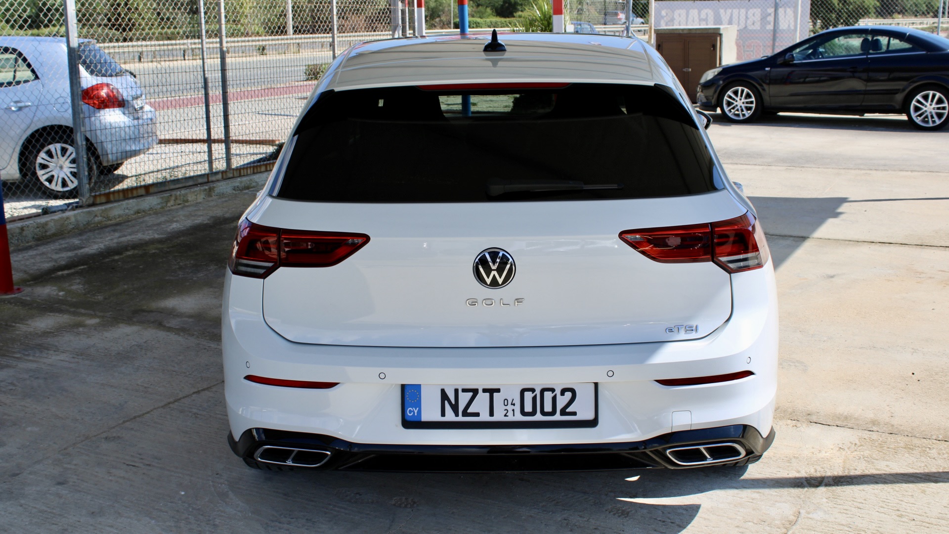 
								Volkswagen Golf eTSI R-Line full									