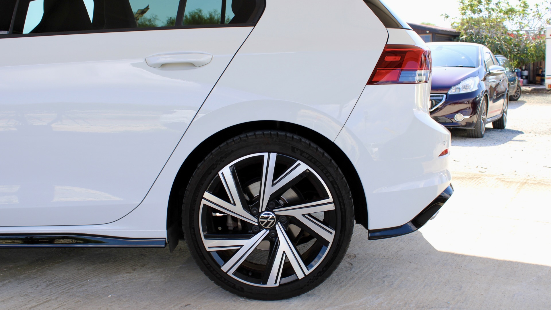 
								Volkswagen Golf eTSI R-Line full									