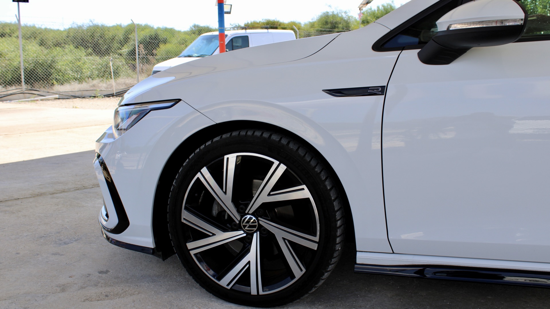 
								Volkswagen Golf eTSI R-Line full									