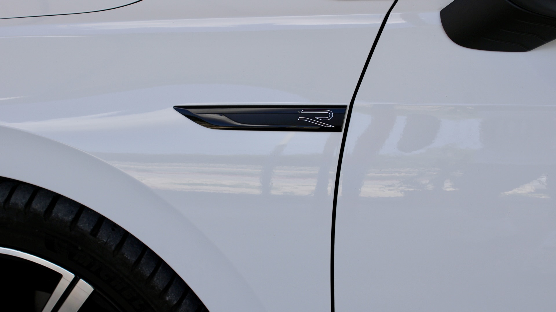 
								Volkswagen Golf eTSI R-Line full									