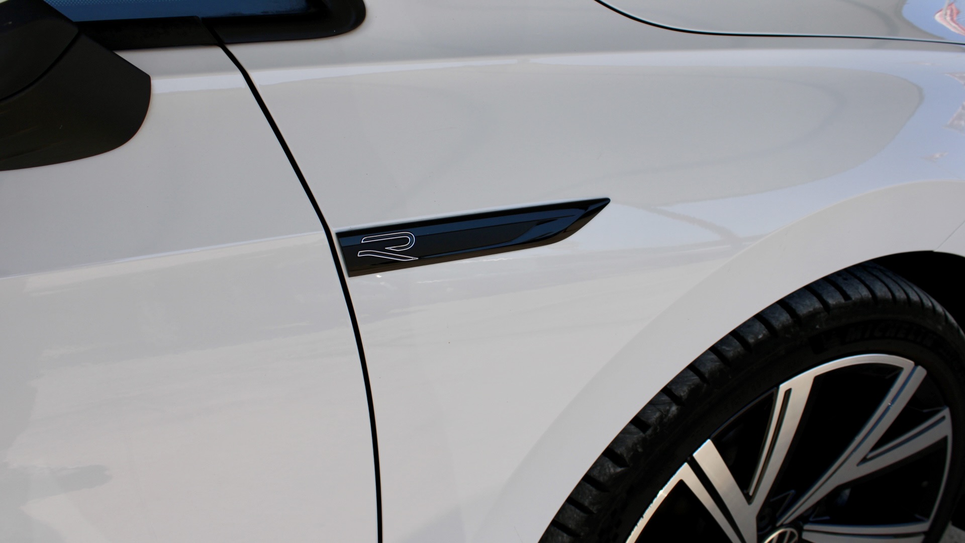 
								Volkswagen Golf eTSI R-Line full									