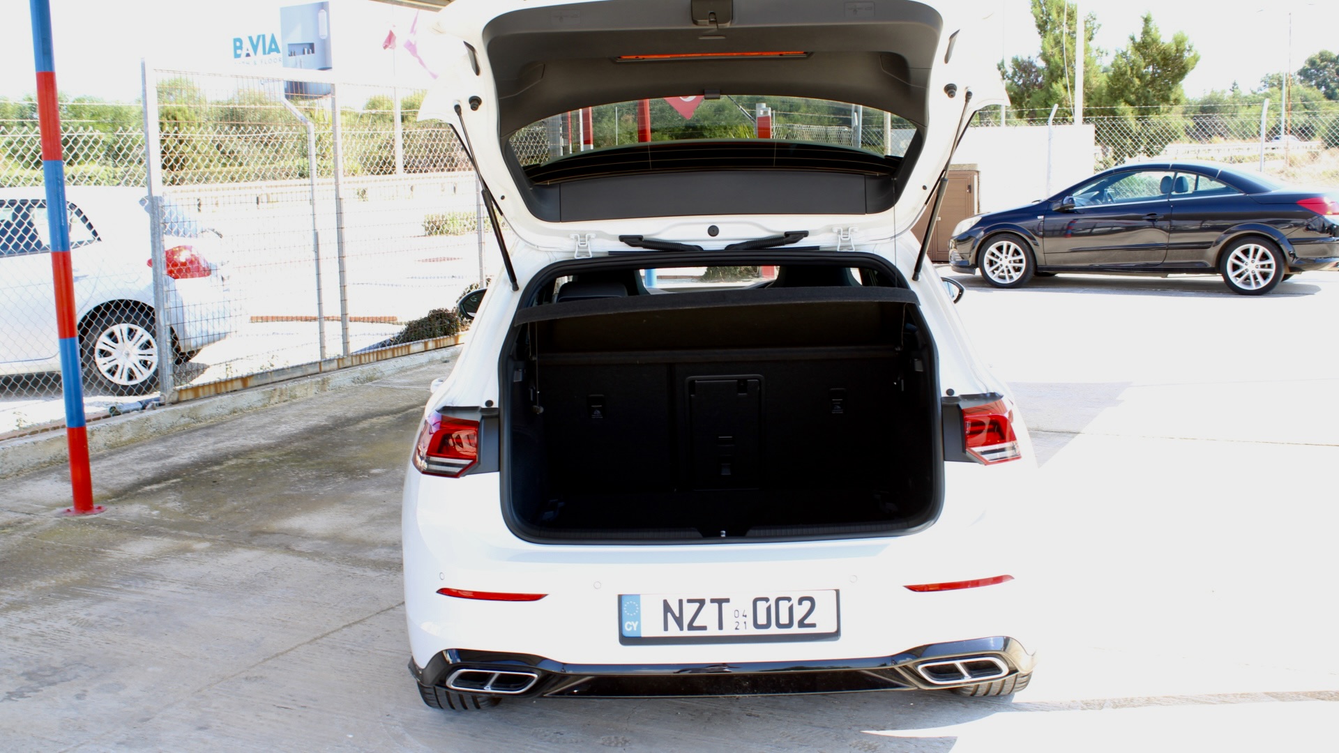 
								Volkswagen Golf eTSI R-Line full									