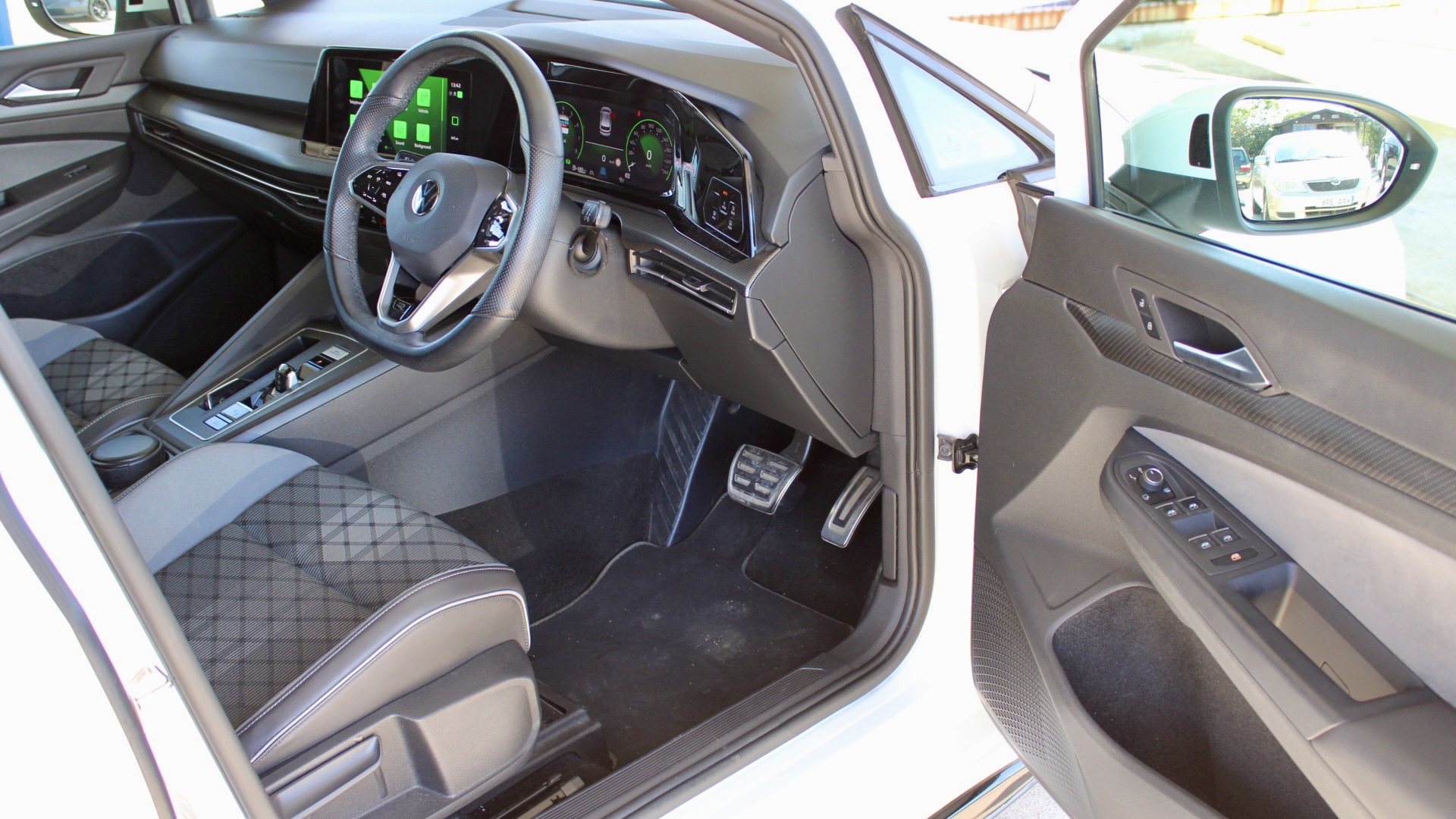 
								Volkswagen Golf eTSI R-Line full									