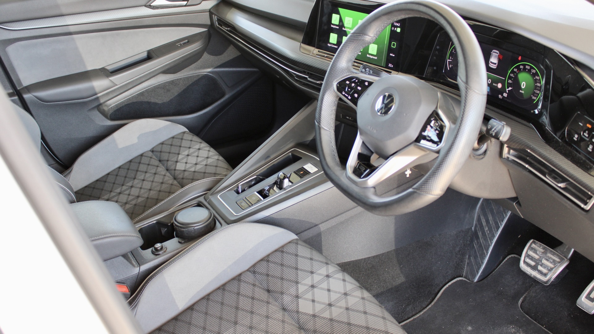 
								Volkswagen Golf eTSI R-Line full									