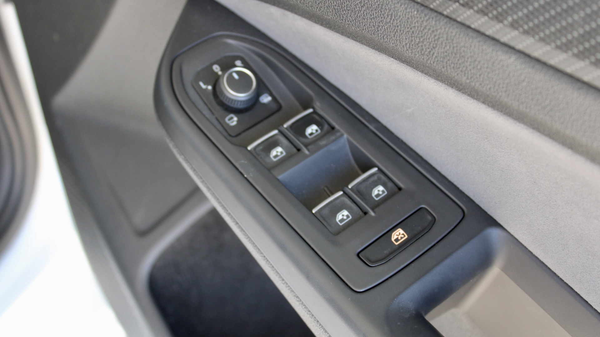 
								Volkswagen Golf eTSI R-Line full									