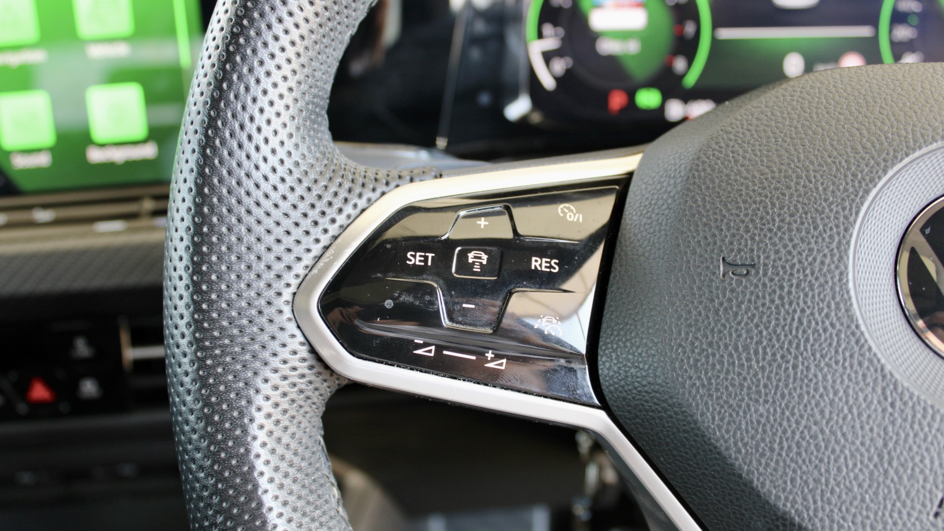 
								Volkswagen Golf eTSI R-Line full									