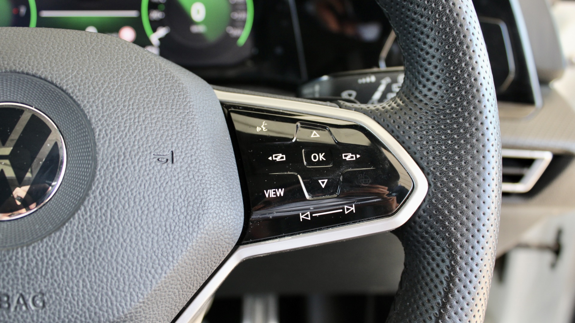 
								Volkswagen Golf eTSI R-Line full									