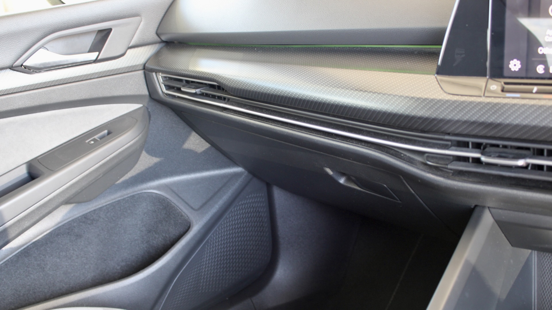 
								Volkswagen Golf eTSI R-Line full									