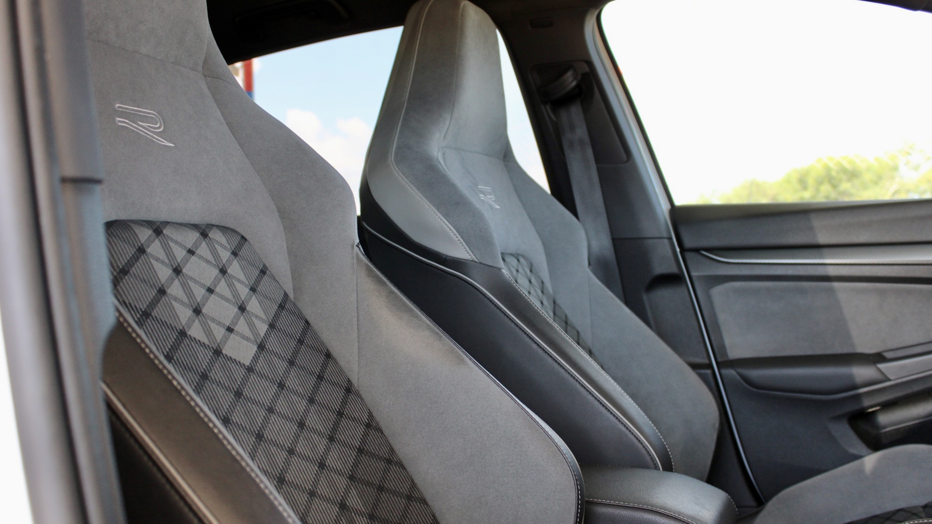 
								Volkswagen Golf eTSI R-Line full									