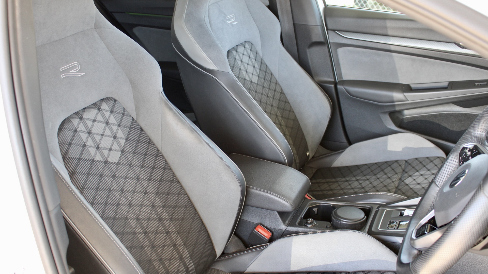 
								Volkswagen Golf eTSI R-Line full									