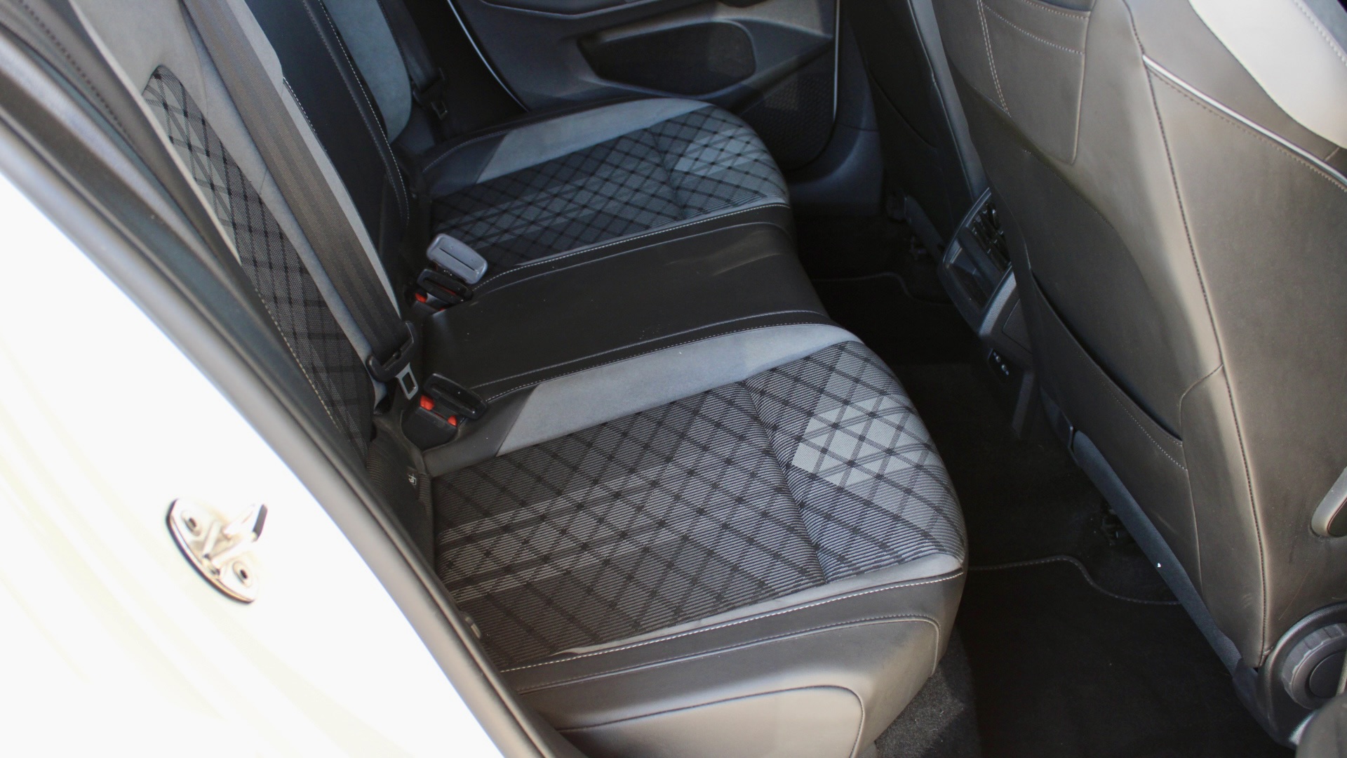 
								Volkswagen Golf eTSI R-Line full									