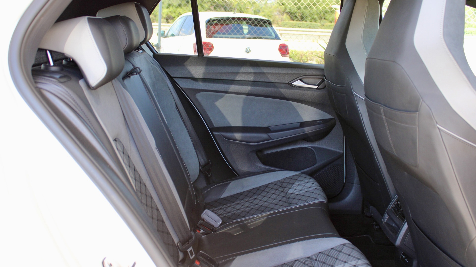 
								Volkswagen Golf eTSI R-Line full									