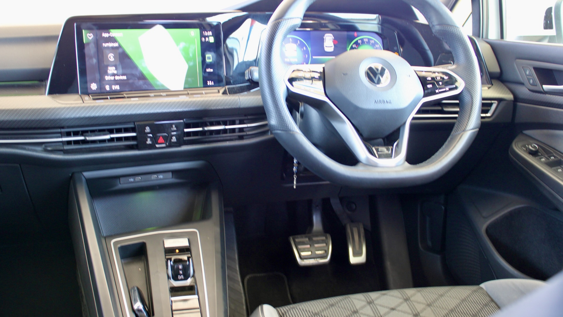 
								Volkswagen Golf eTSI R-Line full									
