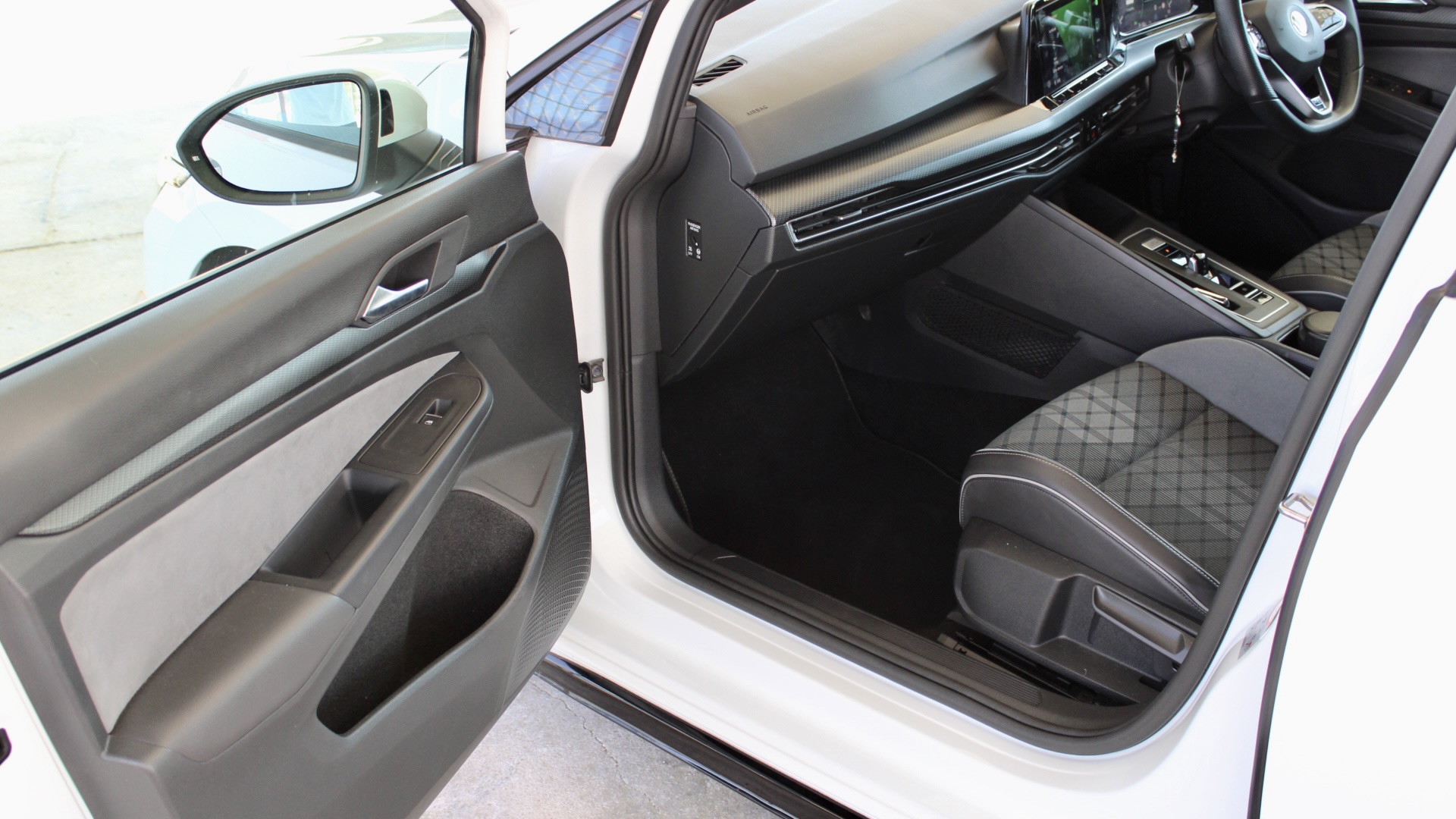
								Volkswagen Golf eTSI R-Line full									