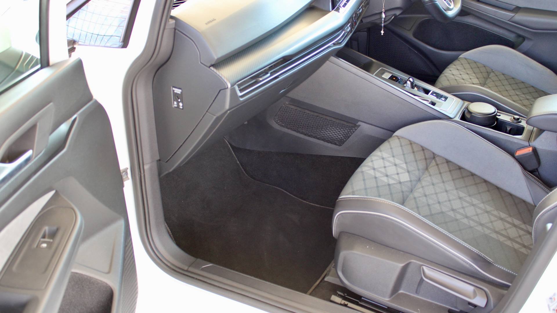 
								Volkswagen Golf eTSI R-Line full									