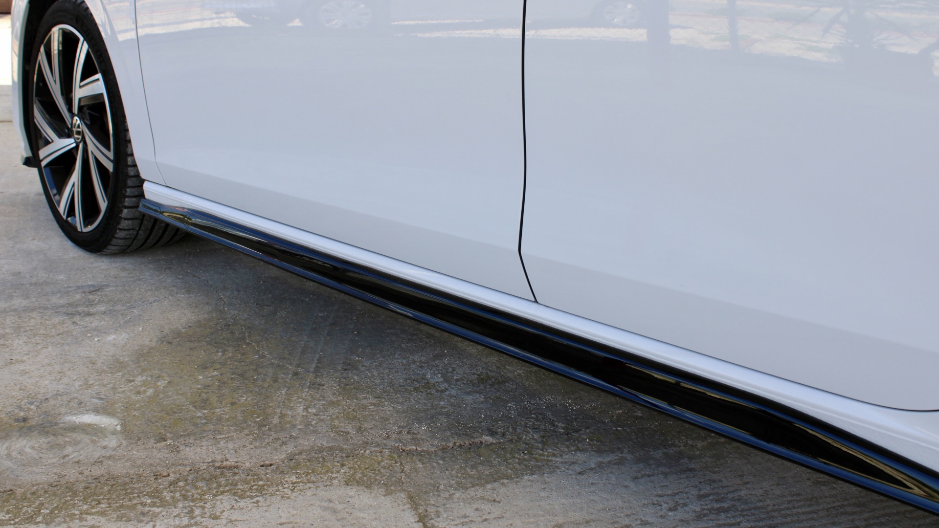 
								Volkswagen Golf eTSI R-Line full									