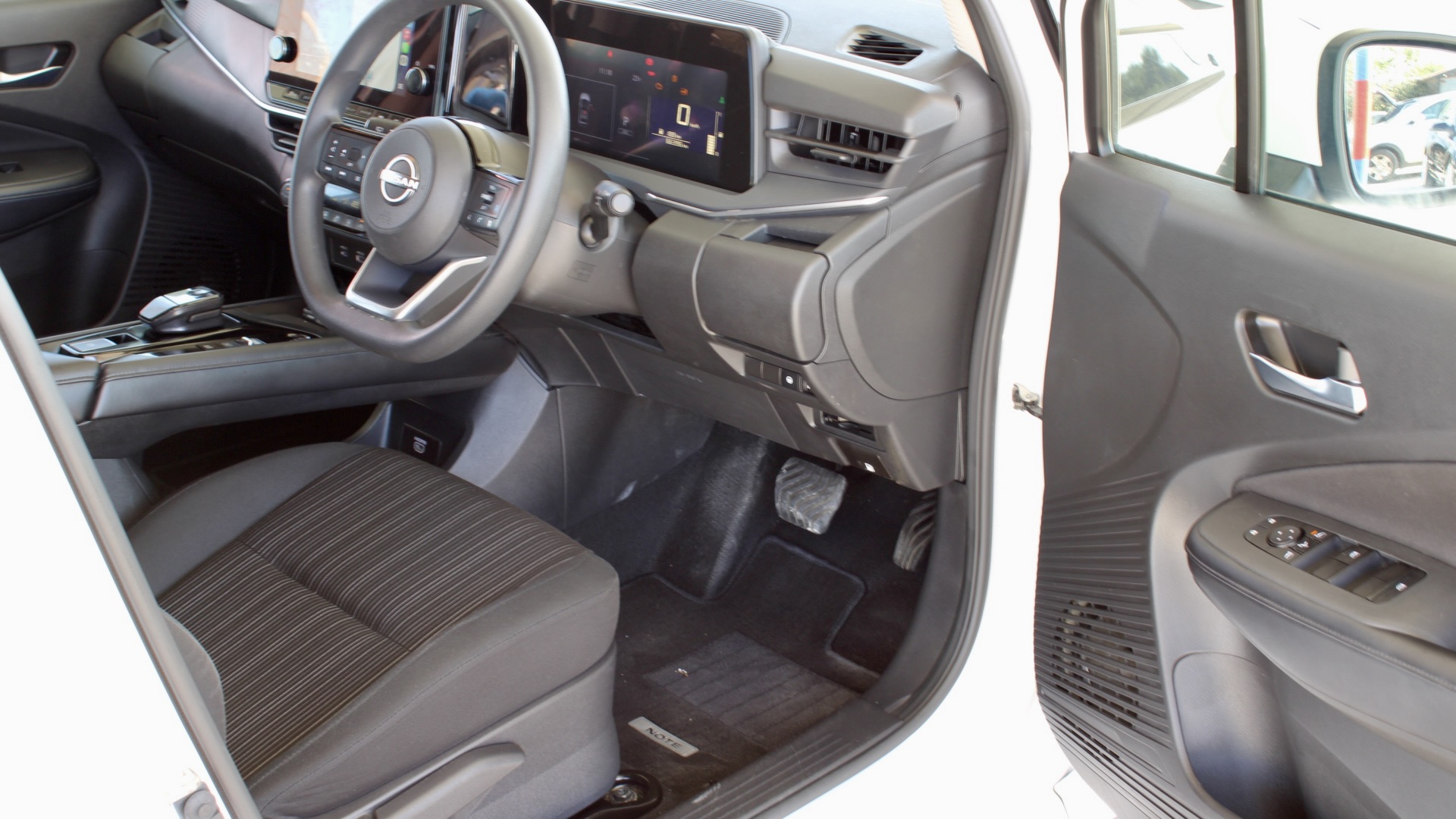 
								2025 Nissan Note e-POWER 1.2 Hybrid full									