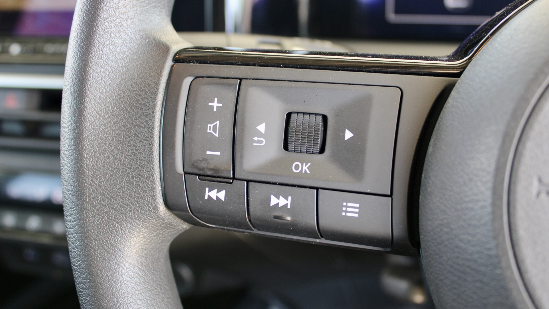 
								2025 Nissan Note e-POWER 1.2 Hybrid full									